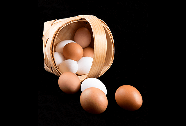 Фотография 9 Корзина с куриными яйцами